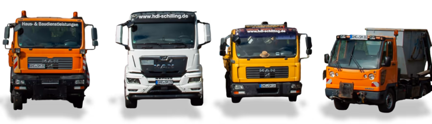 Vier Nutzfahrzeuge von vorne: zwei orangefarbene, ein weißer und ein gelber Lastwagen vor schwarzem Hintergrund.